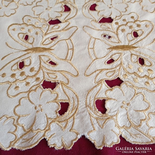 Óarany pillangó hímzésű világos drapp asztalterítő, 70 x 75 cm