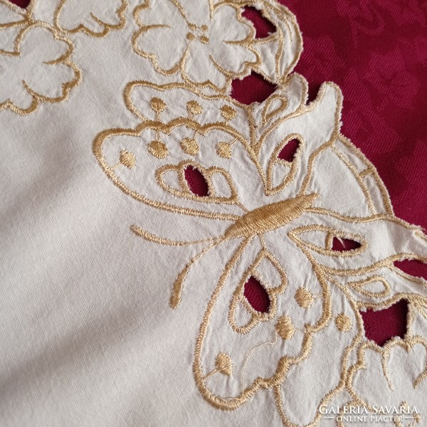 Óarany pillangó hímzésű világos drapp asztalterítő, 70 x 75 cm