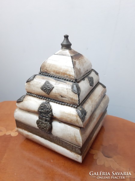 Fekete bársonnyal bélelt antik pagoda alakú éksszer / kincses csont dobozka