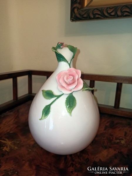 A specially shaped rose vase made of legacy