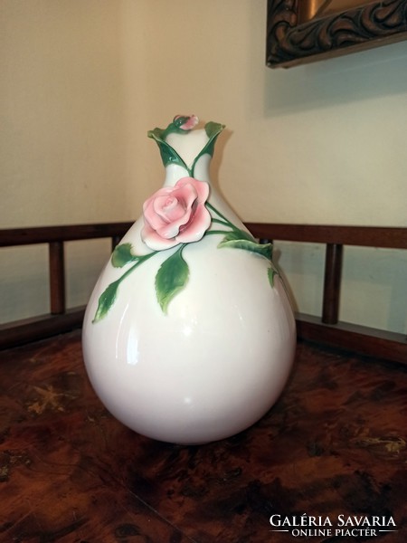 A specially shaped rose vase made of legacy