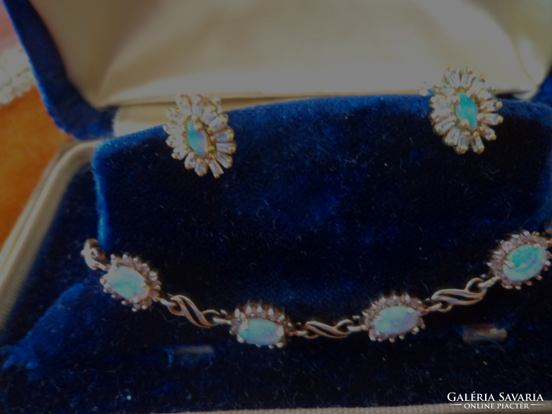 Set of gilded silver bracelets and earrings decorated with a fire ball
