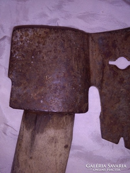 Antik kovácsoltvas szekerce - jelzett, számozott