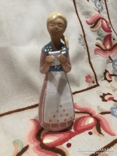Luria Vilma? keramikus kottát olvasó, éneklő kislány terrakotta figura