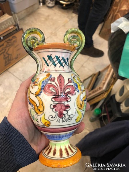 Magyar népi szignált kerámia váza, 18 cm-es magasságú.