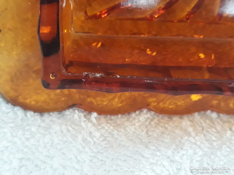 Borostyán színű formába öntött üveg vajtartó