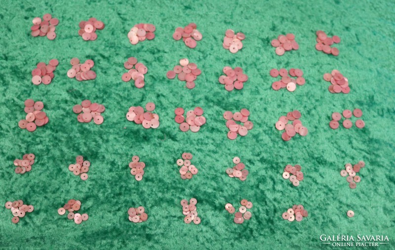 Total decorative sequins that can be sewn on clothes: 337 pcs