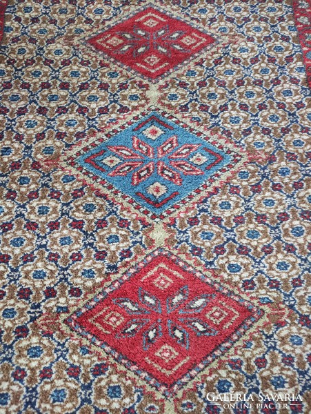 Piros kék tónusú kézi szövésű Iráni senneh csomózású gyapjú szőnyeg kb. 60 éves