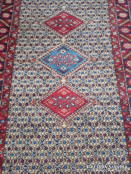 Piros kék tónusú kézi szövésű Iráni senneh csomózású gyapjú szőnyeg kb. 60 éves