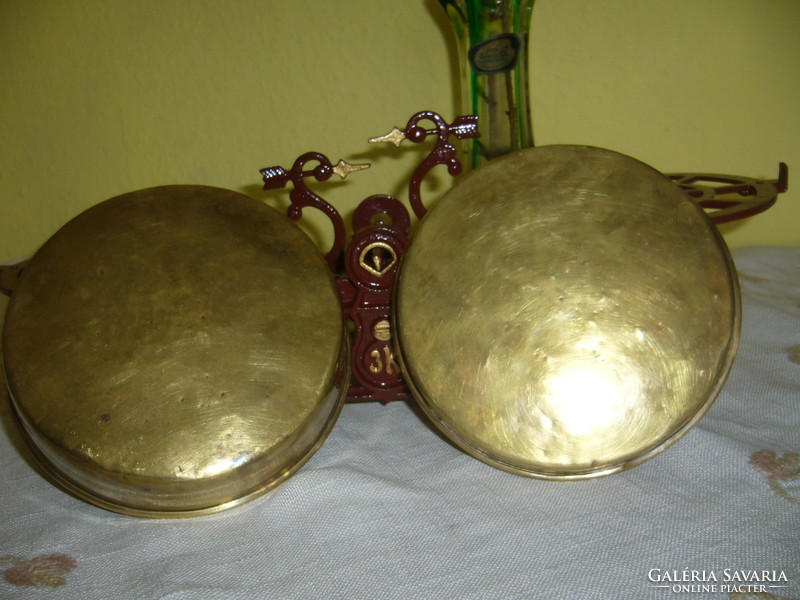Viennese scales with beautiful, flawless brass pans.3 kg