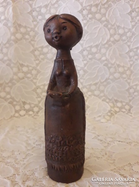 18 cm, pottery girl, km. Signaling.