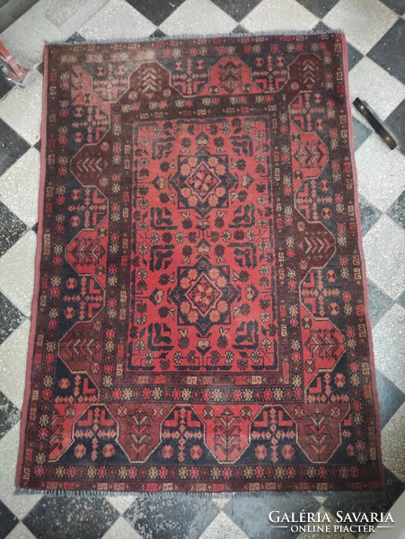 Piros tónusú kézi szövésű afgán gyapjú szőnyeg kb. 80 éves