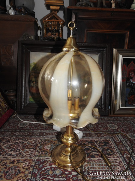 Réz nagyméretű háromégős asztali lámpa harangmintás üvegbúrával