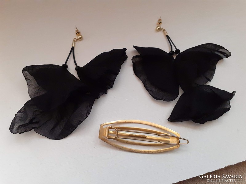 It is made of silk material with a beautiful condition and a hair clip