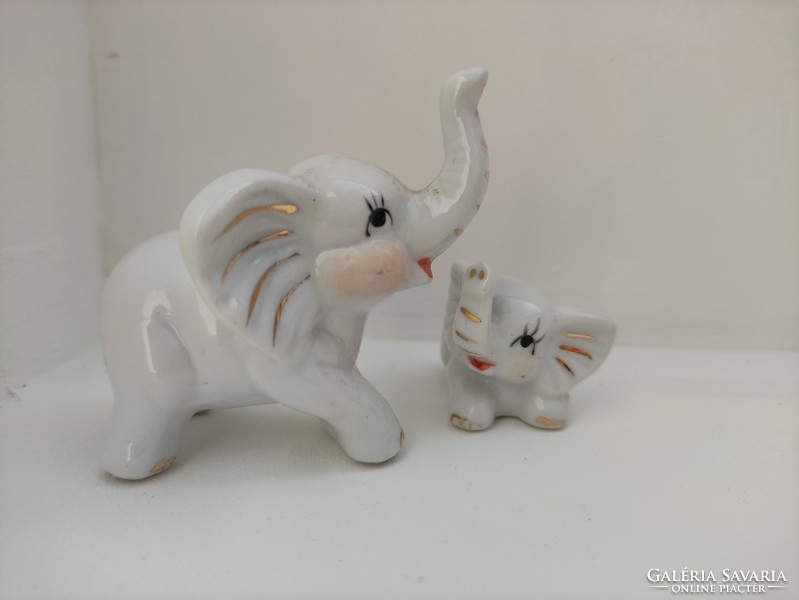 Extremely charming unmarked flawless porcelain elephant with mama's little one. Mama-puppy to eat in pairs
