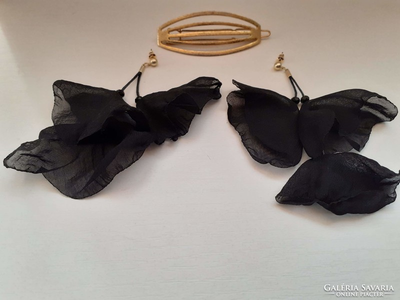 It is made of silk material with a beautiful condition and a hair clip