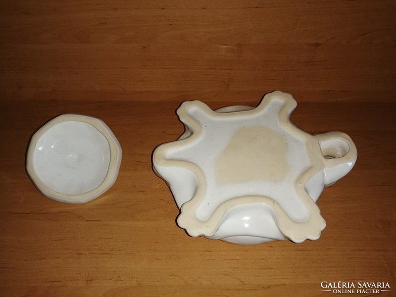 Large turtle-shaped porcelain bonbonier (20 / d)