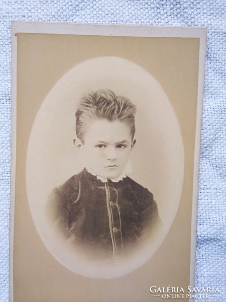 Antik osztrák szépia CDV/vizitkártya/keményhátú fotó, porcelánkép hatású, kisfiú portréja 1868