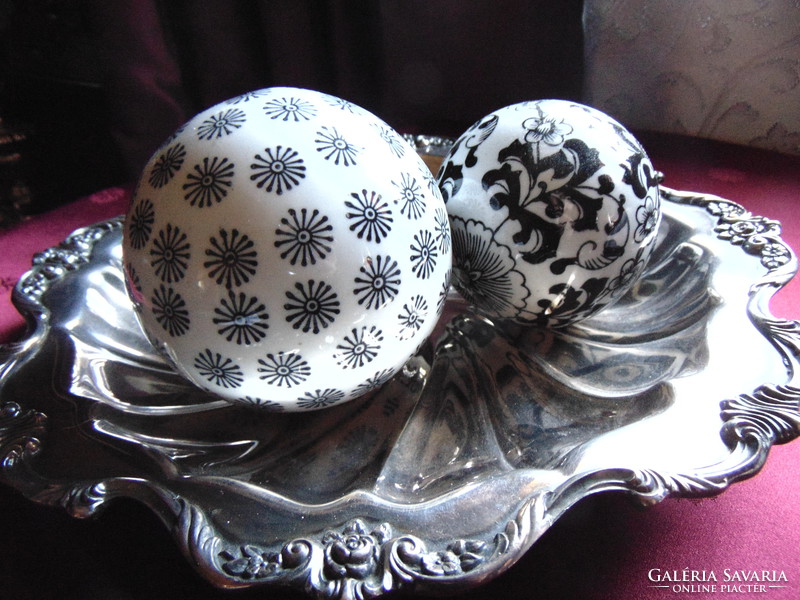 Porcelain sphere black and white 2 pcs