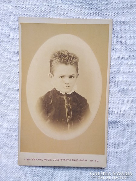 Antik osztrák szépia CDV/vizitkártya/keményhátú fotó, porcelánkép hatású, kisfiú portréja 1868