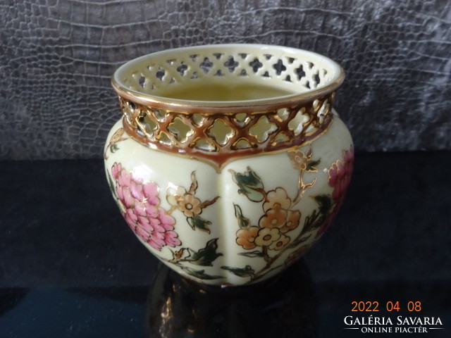 Zsolnay porcelán, áttört szélű váza, magassága 10,2 cm. Vanneki!