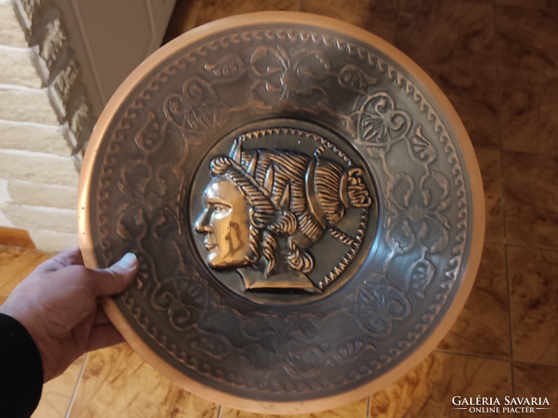 Beautiful ornate red brass wall dish wall bowl but also serving as a centerpiece! 38 Cm !!