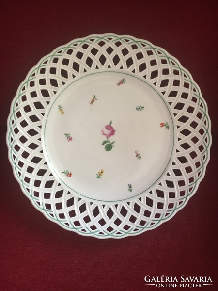 Antik 1833-ban készült, Elbogen áttört szélű porcelán tányér. Plusz ajándék tányértartó!