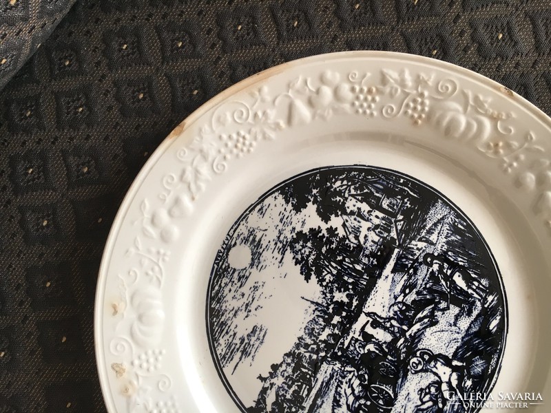 Francia 19. századi fajansz tányér, reliefes perem, Augusztus, aratás és szüret