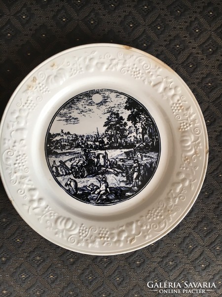 Francia 19. századi fajansz tányér, reliefes perem, Augusztus, aratás és szüret