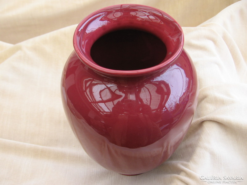 Shiny amphora vase with dark pink silberdistel