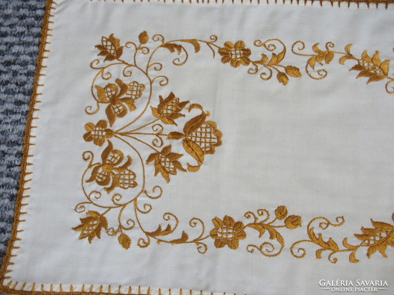 Tablecloth embroidered with yellow silk thread