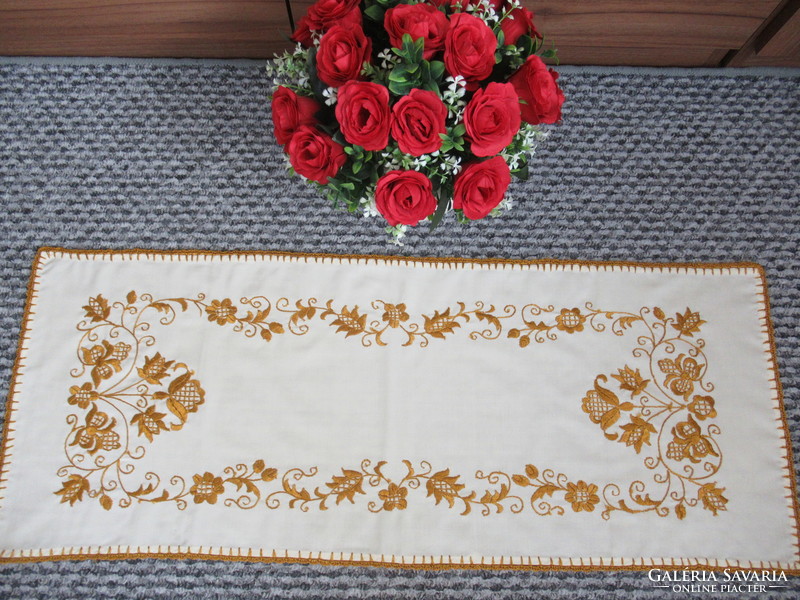 Tablecloth embroidered with yellow silk thread