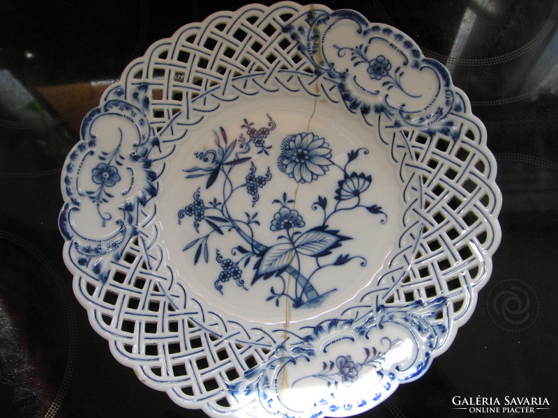 Antique onion pattern Meissen porcelain decorative plate with swords