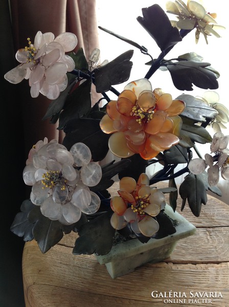 Régi jádekövekből faragott virágdísz karneol, ametiszt szirmokkal