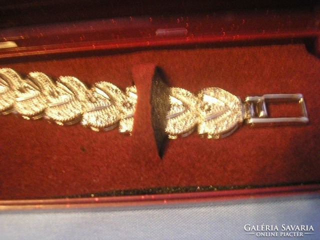 There is a large letter p in a triangle marked with marcasite stones. 31 Gr 19 cm bracelet