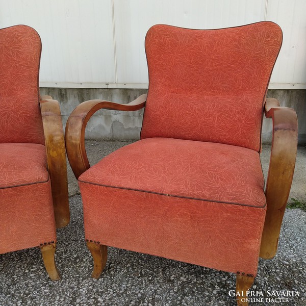 Armchairs with curved armrests