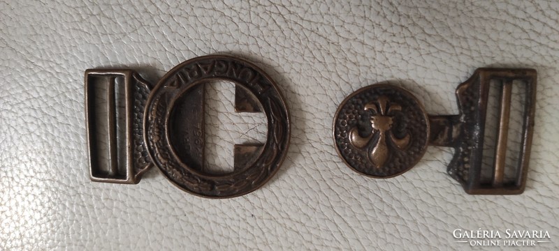 Bronze belt buckle hungaria scout sign in bronze looks old! Not an award badge