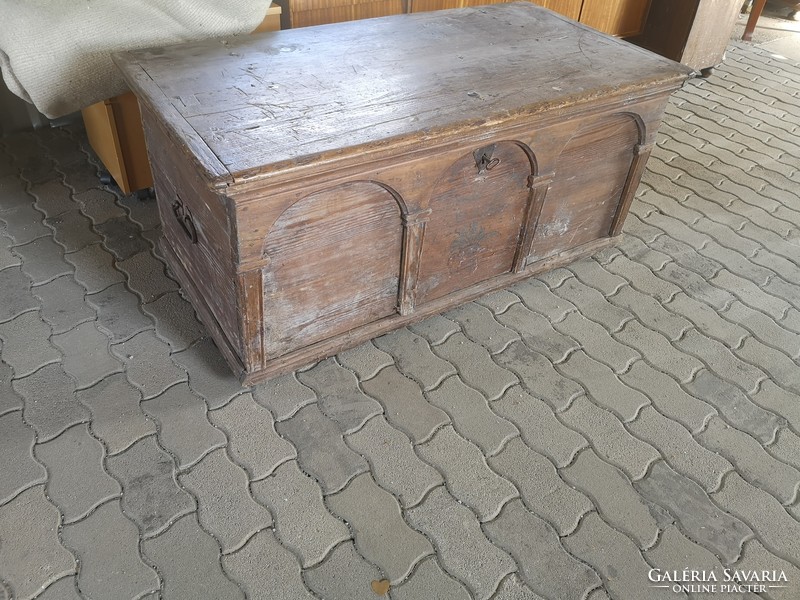 Baroque chest