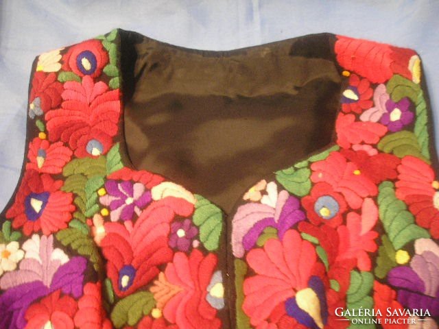 N27 HUNGARIKUM UNESCÓ világörökség Mezőkövesdi Matyó mellény selyem hímzés + béléses fellépő ruha
