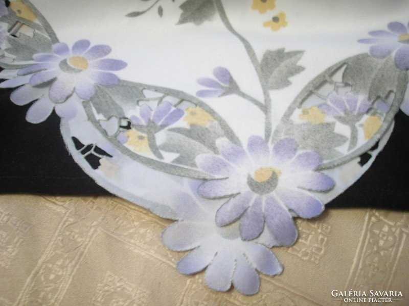 Tablecloth in good condition, openwork pattern, silk effect floral decoration, 82 x 82 cm