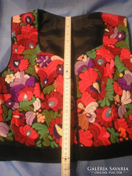 N27 HUNGARIKUM UNESCÓ világörökség Mezőkövesdi Matyó mellény selyem hímzés + béléses fellépő ruha