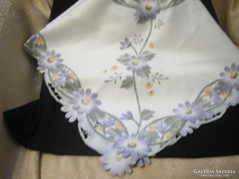 Tablecloth in good condition, openwork pattern, silk effect floral decoration, 82 x 82 cm