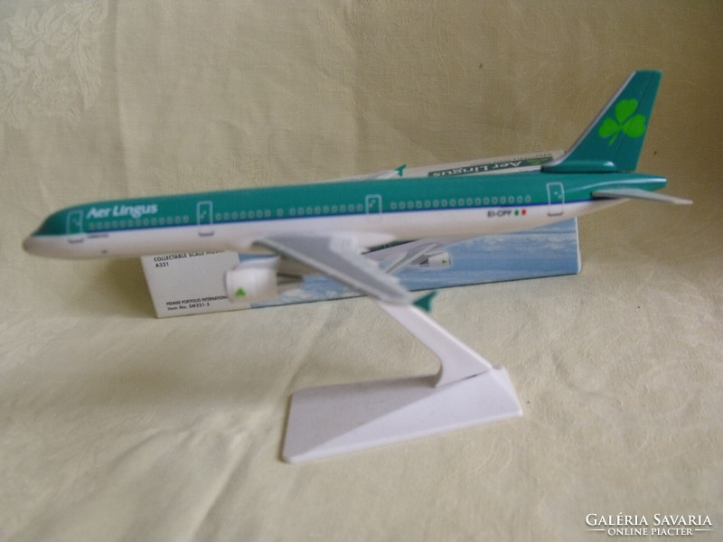Airplane model with its own box