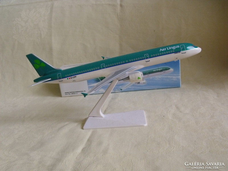 Repülőgép modell saját dobozával