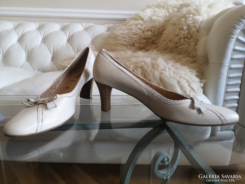 Gabor 40 cream colored leather half shoes, nail shoes with snakeskin bow