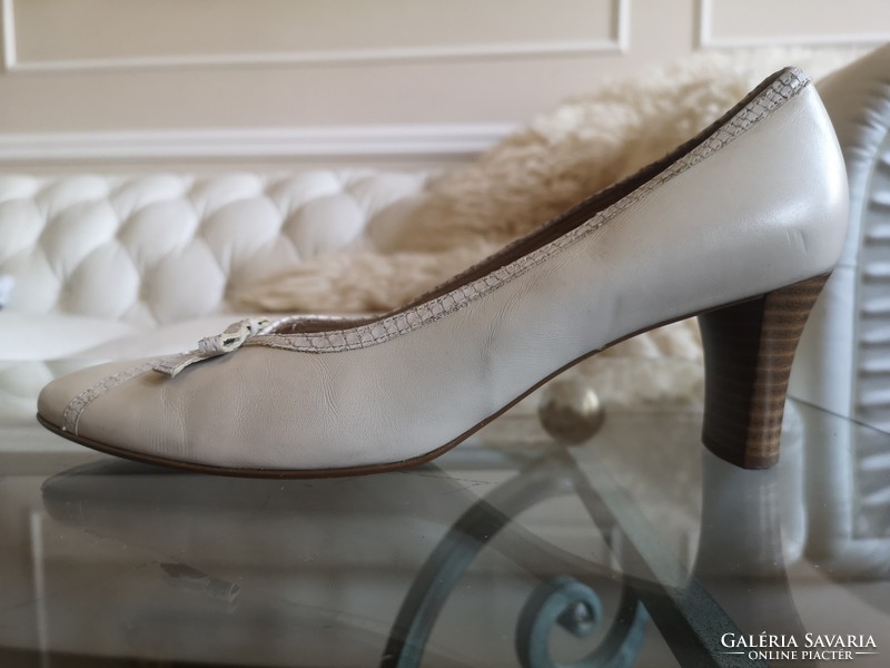 Gabor 40 cream colored leather half shoes, nail shoes with snakeskin bow