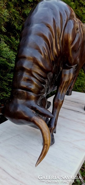 Hatalmas bronz bika műalkotás