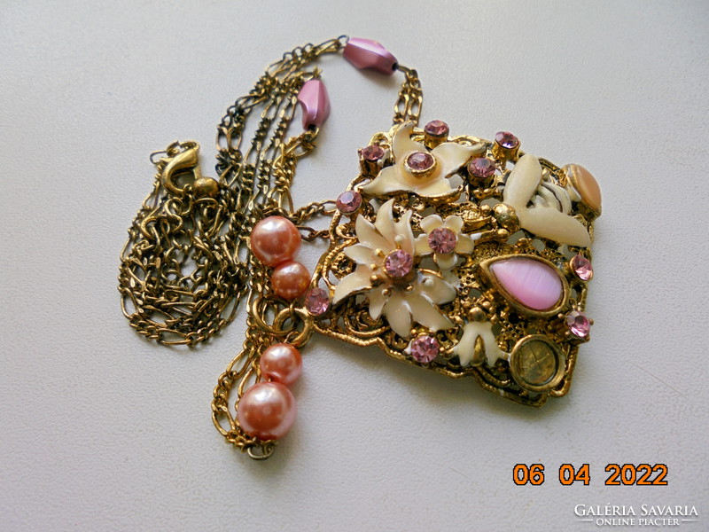 Spectacular goldsmith's work with gilded pendant and chain, enamel bee and flower pattern, with pink beads