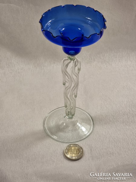 Kecses testű kék gyertyatartó, vélhetően cseh üvegmanufaktúra munkája XX.szd második fele.