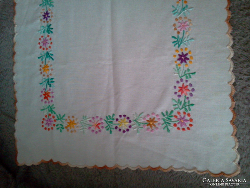 Embroidered tablecloth 138 x 40 cm